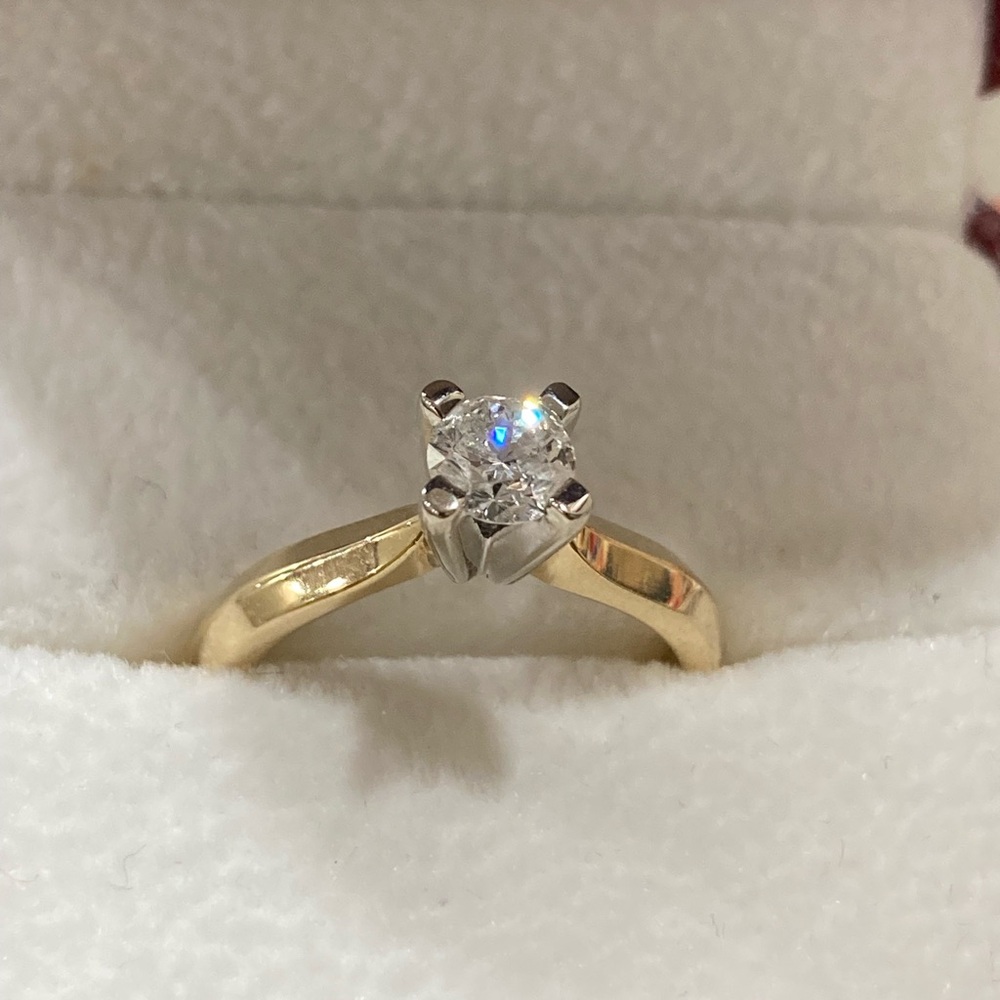 14k Elegant Gold natural mined Diamond solitaire - Picture 7 of 13